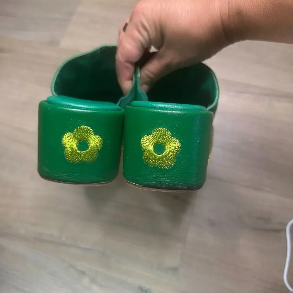 Lisa Says Gah Dakota Women's Clogs Green Leather Yellow Stitched Flowers